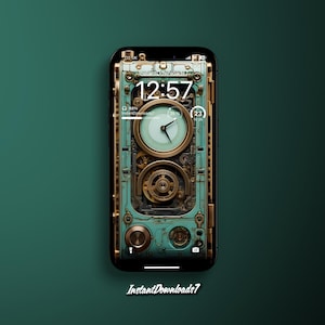 Puede incluir: Un teléfono inteligente con una esfera de reloj de estilo steampunk en la pantalla. La esfera del reloj es de diseño circular con engranajes dorados y un fondo azul verdoso. La hora es 12:57. El teléfono está sobre un fondo verde.