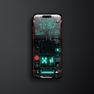 Può includere: Uno smartphone nero con un pannello posteriore trasparente che rivela il circuito interno. Lo schermo mostra un orologio digitale che mostra le 12:57 e una barra di avanzamento verde con il testo "instant Download?" Il telefono mostra anche un contatore digitale verde con il numero "11" e un pulsante rosso.