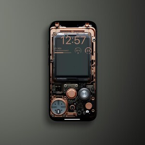 Puede incluir: Un teléfono inteligente de color cobre con un reloj digital que muestra las 12:57. La pantalla del teléfono está oscura y muestra una barra de progreso con el texto "Descargas instantáneas!" y un porcentaje del 50%. El exterior del teléfono está diseñado para parecer un dispositivo desmontado, con tornillos, cables y placas de circuito visibles.