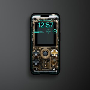 Puede incluir: Un teléfono inteligente dorado y negro con un panel trasero transparente. El panel trasero tiene un diseño que se asemeja a una consola de juegos portátil retro con botones y una palanca de mando. La pantalla muestra un reloj digital que muestra las 12:57 y una barra de progreso con el texto "Instant Downloads 7".
