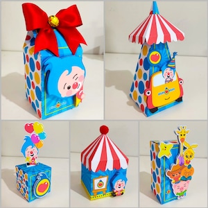 Pode incluir: Quatro caixas de lembrancinhas de festa diferentes com um personagem de palhaço nas cores vermelho, branco e azul. As caixas têm a forma de um cone, um cubo, uma caixa de leite e uma barraca. As caixas têm bolinhas e o texto "Plum Plum" nelas.