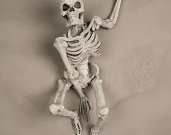 Jump Scareleton Ready for Paint, Spooky Skeleton Wall Mount Bust, 3D Printed Gothic Wall Art, Halloween Horror Home Decor, Hanging Statuette