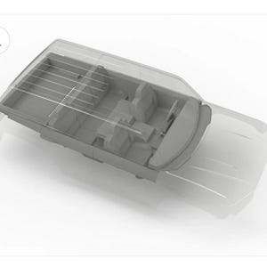 Può includere: Illustrazione trasparente e grigia degli interni di un'auto, che mostra i sedili, il cruscotto e il tetto. Il design è un disegno tecnico semplificato, che evidenzia la struttura interna e i componenti del veicolo.