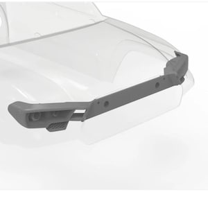 Puede incluir: Un parachoques delantero gris para vehículo, con diseño rectangular y luces integradas. El parachoques se muestra contra una carrocería transparente, resaltando su forma y características. Tiene una superficie texturizada y está diseñado para un modelo específico.