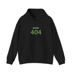 Op de afbeelding: Zwart hoodie met een witte "error 404" print in het groen op de voorkant.