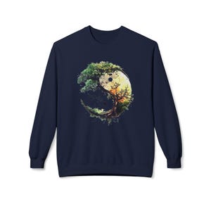 Może przedstawiać: Granatowa bluza z nadrukiem symbolu yin yang. Symbol składa się z dwóch drzew, jedno z zielonymi liśćmi, a drugie z pomarańczowymi liśćmi. Drzewa są połączone u podstawy i tworzą okrąg.