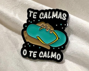 Te Calmas o Te Calmo Enamel Pin – Fun Mexican-Inspired Quote Pin, Whimsical & Bold Accessory, Perfect Gift for Sassy Style!