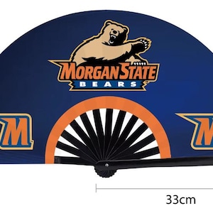 Puede incluir: Un abanico de mano azul marino con el logotipo de Morgan State Bears, un oso y el texto "Morgan State Bears". El abanico tiene un diseño naranja y negro y mide 33 cm de largo.