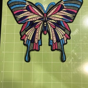 Grote kleurrijke vlinderpatch | Geborduurde strijkvlinderapplicatie | Jaspatch | Rugzakpatch | Spijkerjaspatch | DIY kleding