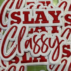 Parche bordado termoadhesivo "Slay Classy"