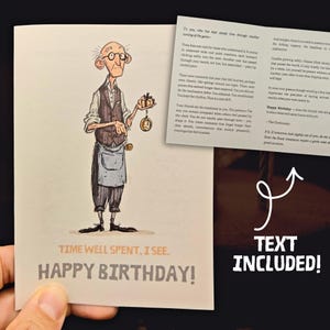 Peut inclure: Carte d'anniversaire avec une illustration d'un vieil homme tenant une montre de poche et une petite boîte. Le texte de la carte dit : "TIME WELL SPENT, I SEE. HAPPY BIRTHDAY!" et comprend du texte supplémentaire.