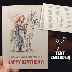 Può includere: Illustrazione di biglietto di compleanno con una donna alata in armatura che tiene un regalo, accanto a un cavallo bianco. Il biglietto recita "THIS DAY IS YOURS. RIDE IT BOLDLY. HAPPY BIRTHDAY!" in testo rosso e nero. È visibile una pagina di testo separata.