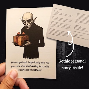 Pode incluir: Cartão de aniversário gótico com uma ilustração de um vampiro segurando um presente. O texto inclui: "Você envelheceu bem. Suspeitosamente bem. Você é... um de nós agora?" e "História pessoal gótica dentro!"
