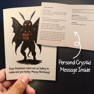 Könnte beinhalten: Geburtstagskarte mit einer schwarzen Illustration von Mothman, der ein Geschenk hält. Der Text der Karte lautet: "Even Mothman came out of hiding to celebrate you today. Happy Birthday!" und "Personal Cryptid Message Inside."