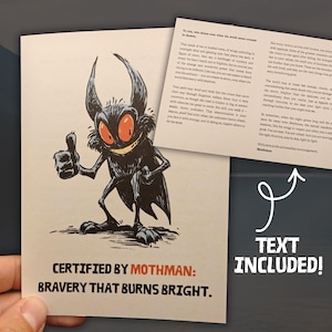 Puede incluir: Una postal con un personaje de dibujos animados de Mothman con ojos rojos y un pulgar hacia arriba. La tarjeta incluye el texto "CERTIFIED BY MOTHMAN: BRAVERY THAT BURNS BRIGHT." Texto adicional es visible en la tarjeta.