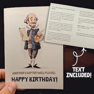 Może przedstawiać: Kartka urodzinowa z kreskówkową ilustracją Williama Shakespeare'a. Na kartce widnieje napis: "Another Chapter Well Played. Happy Birthday!" i zawiera dodatkowy tekst.