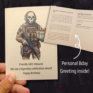 Op de afbeelding: Een verjaardagskaart met een illustratie van een soldaat met een schedelmasker, die een geweer en een cadeau vasthoudt. De tekst op de kaart luidt: "Friendly UAV inbound: We see a legendary celebration ahead! Happy Birthday!" en "Personal Bday Greeting inside!"