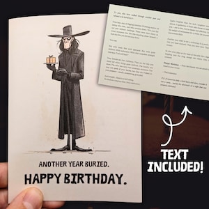 Puede incluir: Una tarjeta de cumpleaños con una ilustración en blanco y negro de una figura con abrigo largo y sombrero, sosteniendo un regalo. La tarjeta dice: "ANOTHER YEAR BURIED. HAPPY BIRTHDAY." Se incluye texto en la tarjeta y en un inserto separado.