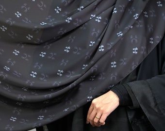 Écharpe rectangulaire imprimée haut de gamme HAJIRA, série monogramme hijab en obsidienne (avec breloque en métal COMPLÉMENTAIRE)