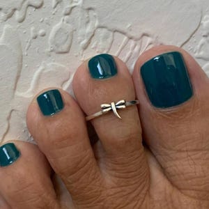 Anillo para el dedo del pie con forma de libélula en plata de ley – Joyería minimalista ajustable inspirada en la naturaleza