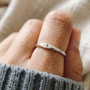 Graverad korsring i sterlingsilver, minimalistiska trosmycken, läckert kristet armband
