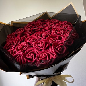 キラキラ輝くバラの花束 花 赤またはピンク 誕生日 記念日 ベビーシャワー ギフトアイデア 大きな花束