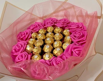 Buquê de chocolates Ferrero Rocher com rosas cor-de-rosa, presente ideal para aniversários, chás de bebê, Páscoa e Dia das Mães.