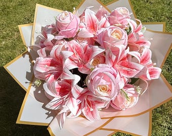 Bouquet personalizzato di grandi dimensioni con gigli rosa artificiali e rose in sacchetto per fiori. Elegante composizione floreale finta per matrimoni, regalo di lusso per lei.
