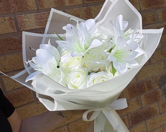 Ramo de lirios blancos y rosas, arreglo floral romántico, regalo de lujo con rosas color crema, flores para aniversario o cumpleaños, ramo para el Día de la Madre.