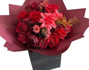 Ramo mixto rojo personalizado de flores artificiales, caja de regalo con mensaje personalizado, regalo de cumpleaños para ella, recuerdo romántico.