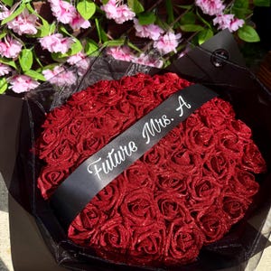 Roter Glitzerrosenstrauß, personalisierte „Ewigkeitsrosen“, Blumenstrauß mit individueller Botschaft, Geschenk zum Jahrestag, Verlobung oder Geburtstag für sie