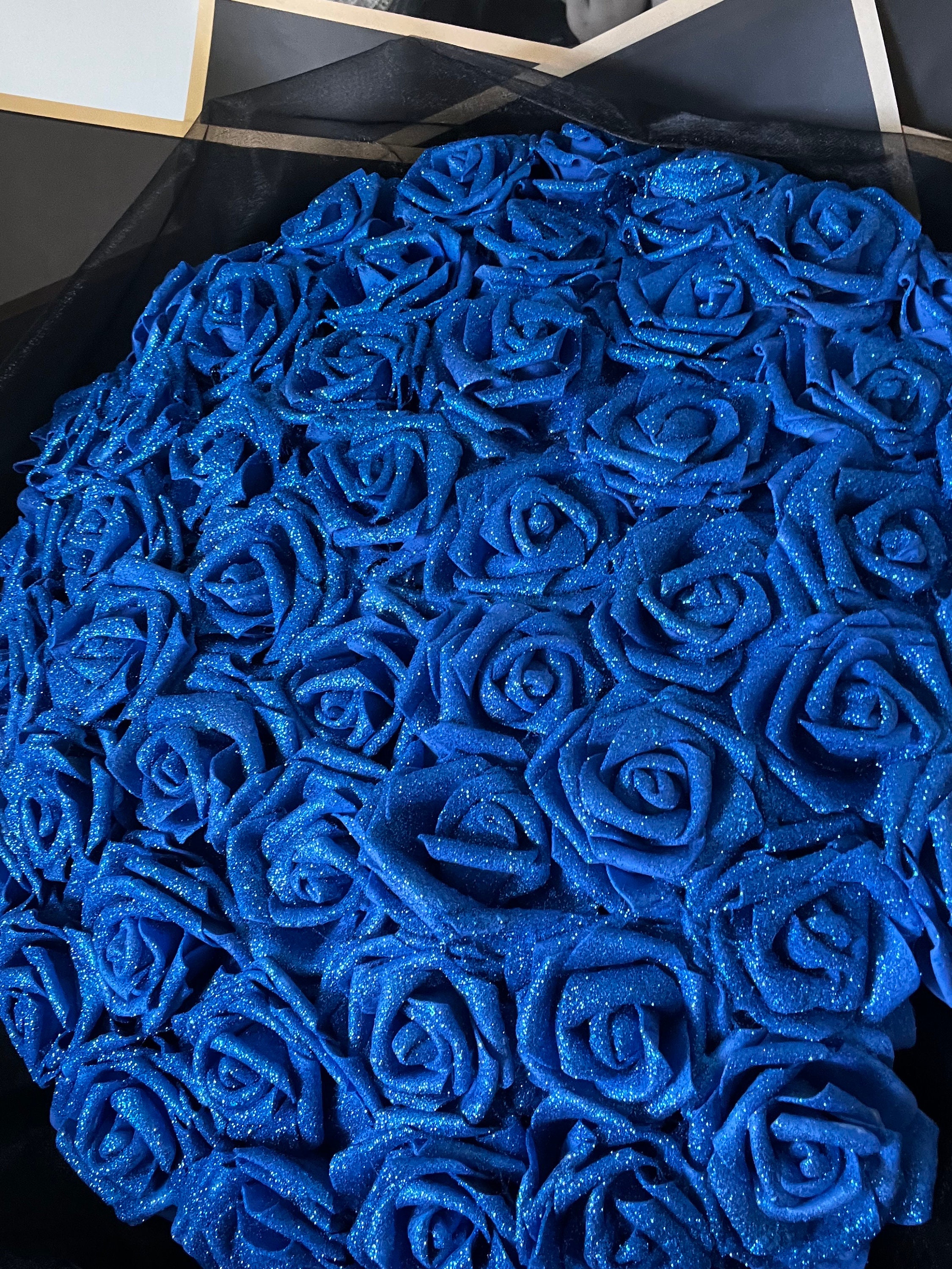 Rosa blu intenso al tatto, rosa blu finta con bocciolo aperto, stelo di rosa artificiale per bouquet e decorazioni per la casa - Italia
