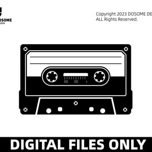 Puede incluir: Ilustración en blanco y negro de una cinta de cassette de audio vintage. La cinta de cassette tiene una etiqueta con un contador que lee "00 00 1". El texto "Copyright 2023 DOSOME DESIGN ALL Rights Reserved." está debajo de la imagen. El texto "DIGITAL FILES ONLY" está debajo de la cinta de cassette.