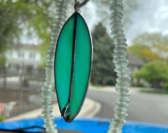 Pingente de carro em forma de prancha de surfe com vitral: Apanhador de sol para retrovisor com tema costeiro