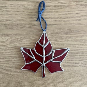 Glasmalerei Ahornblatt | Blatt Sonnenfänger | Handarbeit | Blatt Geschenk | Ahornblatt | mehrere Farboptionen | Herbst Dekor | Sonnenfänger | Ahorn