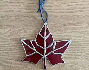 Attrape-soleil en forme de feuille d'érable en vitrail fait main : décoration d'automne