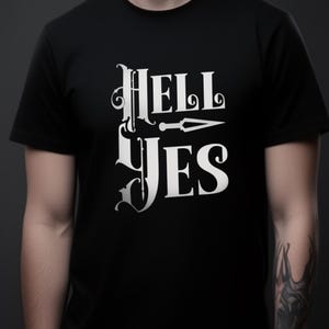 Grafisch T-shirt Hell Yes, katoenen T-shirt in gotische stijl