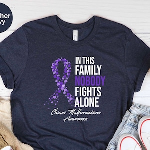 Camiseta unisex de concientización sobre la malformación de Chiari, en esta familia nadie lucha solo, luchador contra la malformación de Chiari, guerrero de la malformación de Chiari