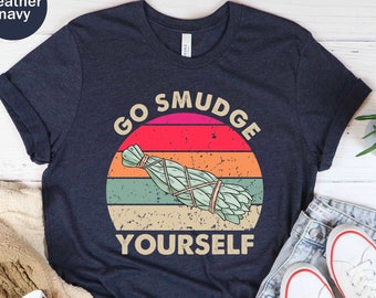 Camiseta unisex Go Smudge Yourself Smudge Stick, camiseta de limpieza energética, camiseta pagana, camiseta de bruja, amantes de la salvia, meditación con salvia, camiseta boho