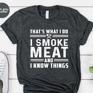 それが私の仕事です。肉を燻製にし、物事を知っています。BBQ ユニセックス T シャツ、BBQ シャツ、肉グリル T シャツ、お父さんへの燻製器ギフト、父の日のグリルギフト