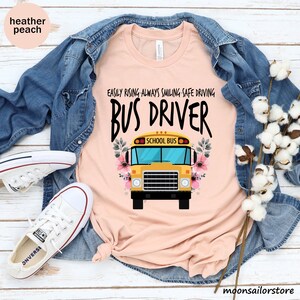 Leicht aufsteigend, immer lächelnd Sicheres Fahren Unisex T-Shirt, Busfahrer Shirt, Geschenk für Busfahrer, Sicheres Fahren T-Shirt, Busfahrerteam