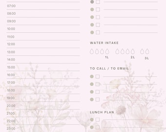 Puede incluir: Un planificador personal diario con un diseño floral en tonos rosa pálido y beige. El planificador incluye secciones para la programación, las prioridades, la ingesta de agua y la planificación de comidas. También tiene casillas de verificación para el estado de la tarea.