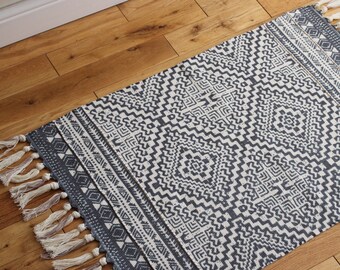Petit tapis tissé au design géométrique aztèque, détail pompon