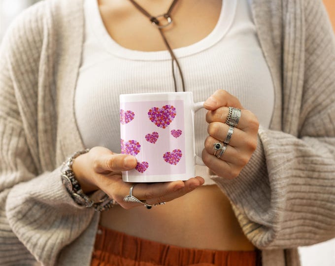 Tasse mit Blumenherzen
