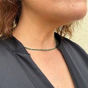 Choker necklace in natural malachite stone with 2mm faceted beads - custom-made necklace