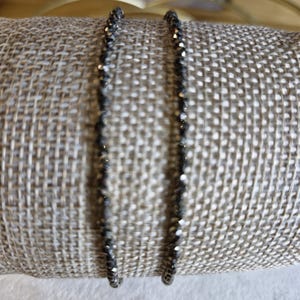Pyriet - Dubbele pyriet natuursteen armband - in facetkralen van 2/3 mm. Pyrietarmband - dunne armband - aanpasbaar