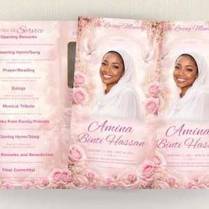 Könnte beinhalten: Eine Trauerprogramm-Vorlage mit einem zartrosa Blumenmotiv, Rosen und Tauben. Das Cover zeigt ein Porträt einer lächelnden Person mit weißem Kopftuch, den Namen Amina Binti Hassan und Daten. Das Innere listet die Abschnitte des Gottesdienstablaufs auf.