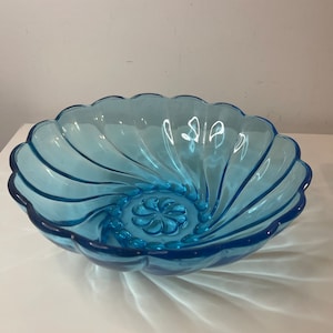 Hazel Atlas &quot;Capri&quot; Azure Blue MCM 9&quot; Swirl Glass Serving Bowl C.1960s