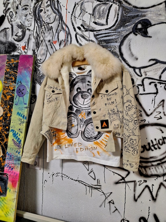 Kurze Jeansjacke mit Echtpelz handgemalter Kunst – anpassbare