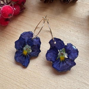 Blaue Stiefmütterchen Ohrringe Handgemachter Schmuck Echte Veilchen in Harz